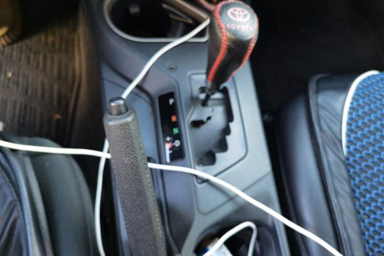 Used Toyota RAV4 2016 2.0L CVT Two-Wheel Drive Fashion Edition China V Standard Gear Lever