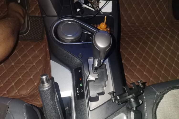 Used Toyota RAV4 2016 2.5L Automatic 4x4 Elite Edition Gear Lever