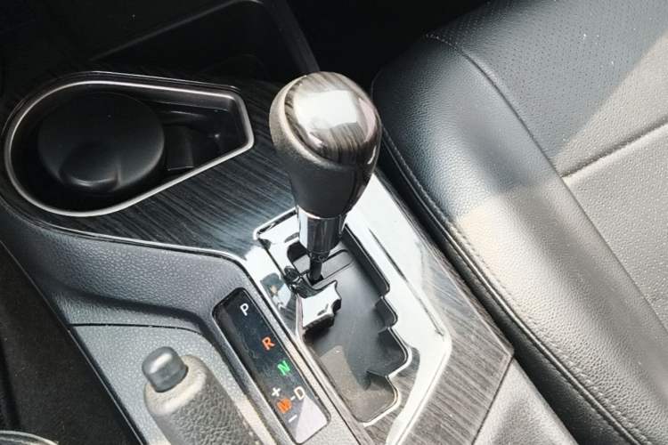 Used Toyota RAV4 2016 2.0L CVT Two-Wheel Drive Urban Edition China V Standard Gear Lever