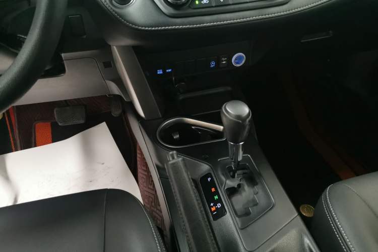 Used Toyota RAV4 2016 2.0L CVT Two-Wheel Drive Fashion Edition China V Standard Gear Lever