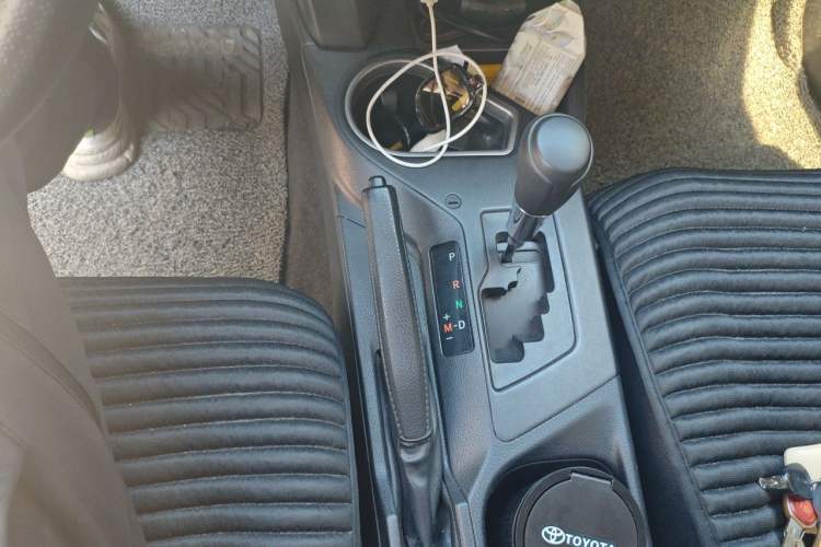 Used Toyota RAV4 2016 2.0L CVT Two-Wheel Drive Fashion Edition China V Standard Gear Lever
