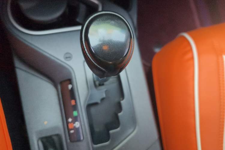 Used Toyota RAV4 2016 2.0L CVT Two-Wheel Drive Fashion Edition China V Standard Gear Lever