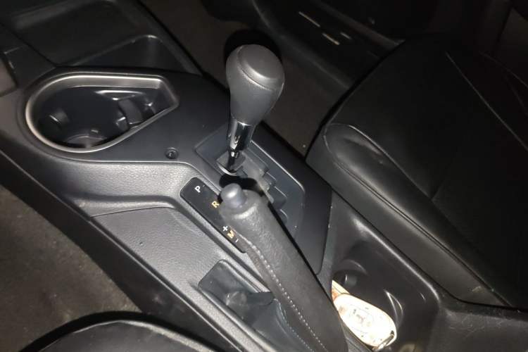 Used Toyota RAV4 2016 2.0L CVT Two-Wheel Drive Fashion Edition China V Standard Gear Lever