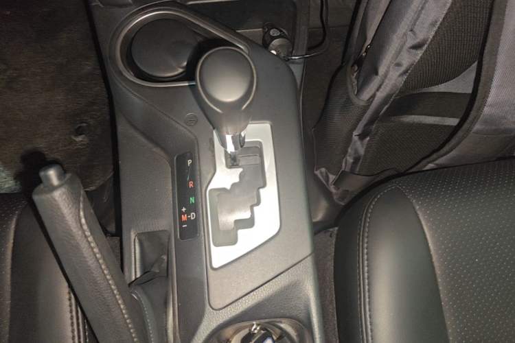 Used Toyota RAV4 2016 2.0L CVT Two-Wheel Drive Fashion Edition China V Standard Gear Lever