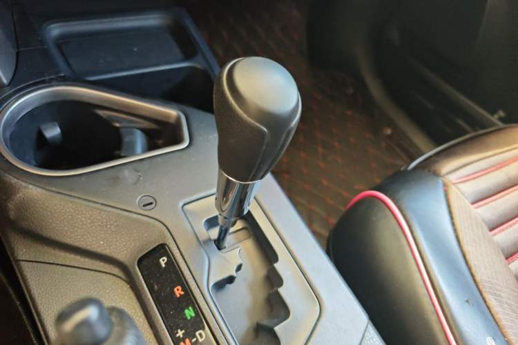 Used Toyota RAV4 2016 2.0L CVT Two-Wheel Drive Fashion Edition China V Standard Gear Lever