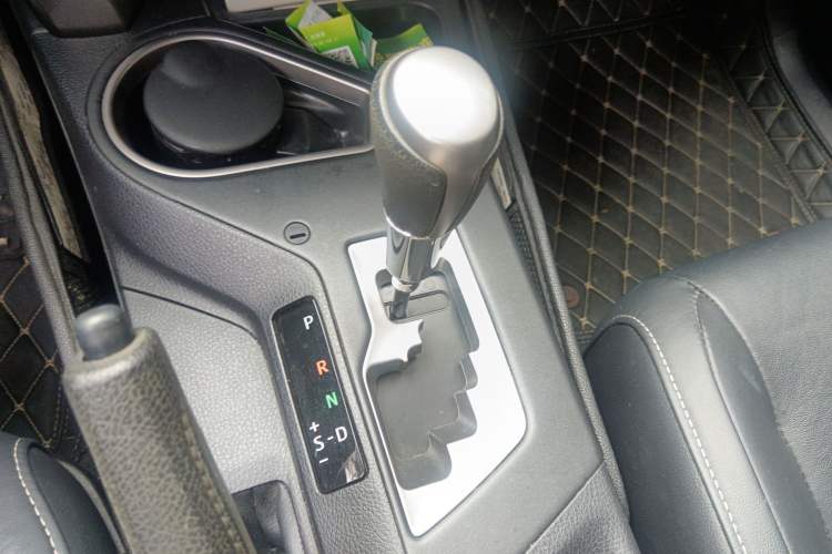 Used Toyota RAV4 2016 2.5L Automatic 4x4 Elite Edition Gear Lever
