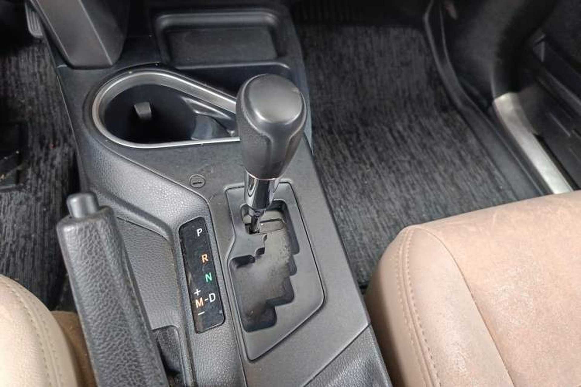 Used Toyota RAV4 2016 2.0L CVT Two-Wheel Drive Fashion Edition China V Standard Gear Lever
