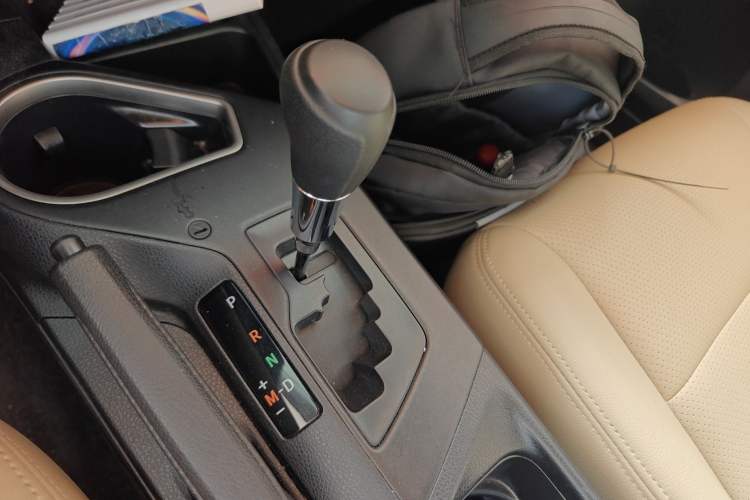 Used Toyota RAV4 2016 2.0L CVT Two-Wheel Drive Fashion Edition China V Standard Gear Lever