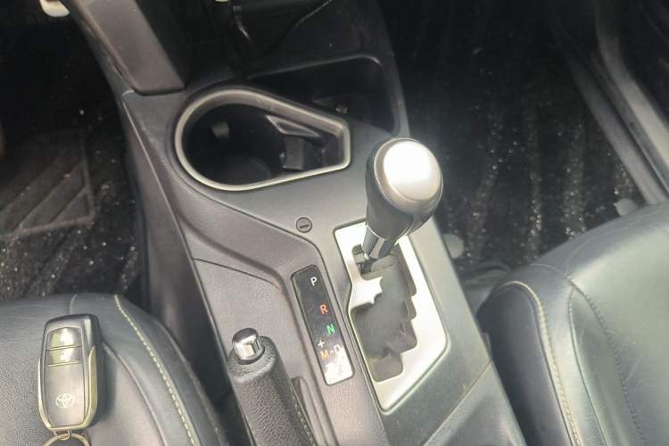 Used Toyota RAV4 2016 2.0L CVT Two-Wheel Drive Smart Edition China V Standard Gear Lever