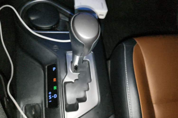 Used Toyota RAV4 2016 2.5L Automatic 4x4 Elite Edition Gear Lever