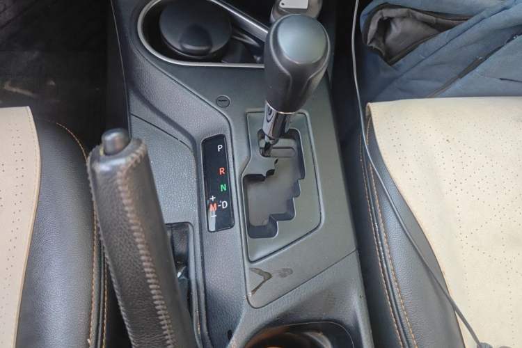 Used Toyota RAV4 2016 2.0L CVT Two-Wheel Drive Fashion Edition China V Standard Gear Lever