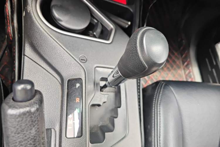 Used Toyota RAV4 2016 2.0L CVT Two-Wheel Drive Fashion Edition China V Standard Gear Lever