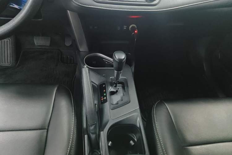 Used Toyota RAV4 2016 2.0L CVT Two-Wheel Drive Fashion Edition China V Standard Gear Lever