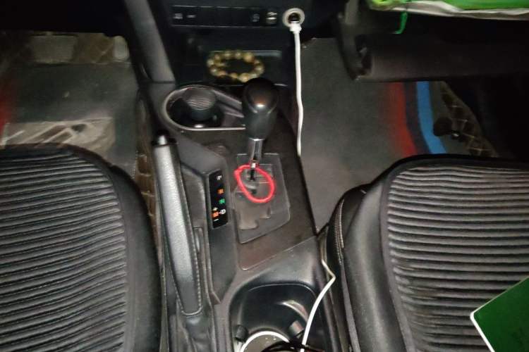 Used Toyota RAV4 2016 2.0L CVT Two-Wheel Drive Fashion Edition China V Standard Gear Lever