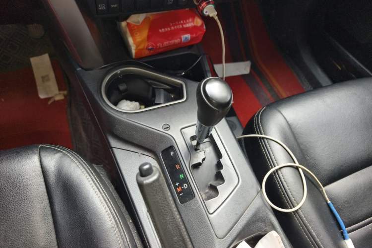 Used Toyota RAV4 2016 2.0L CVT Two-Wheel Drive Fashion Edition China V Standard Gear Lever