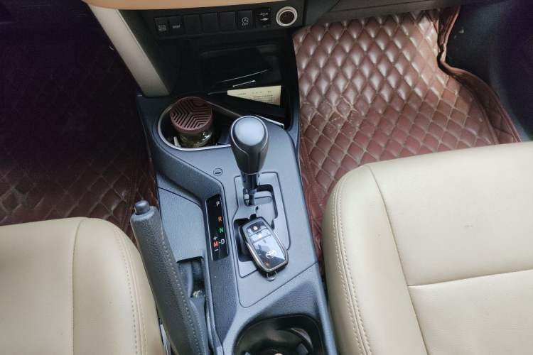 Used Toyota RAV4 2016 2.0L CVT Two-Wheel Drive Fashion Edition China V Standard Gear Lever