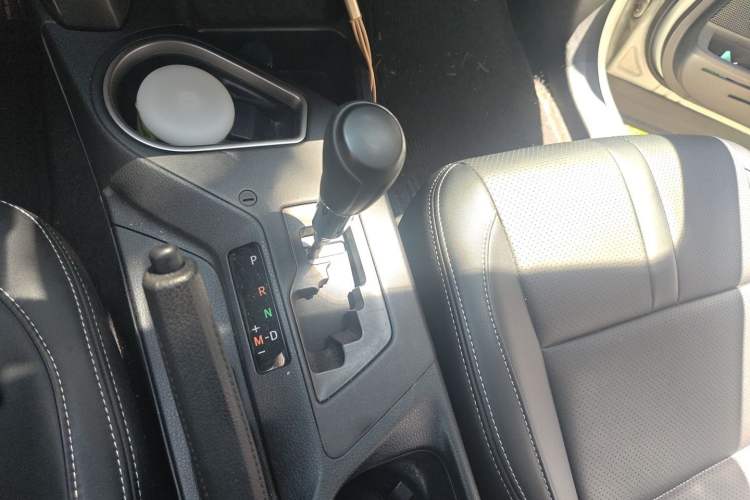 Used Toyota RAV4 2016 2.0L CVT Two-Wheel Drive Fashion Edition China V Standard Gear Lever
