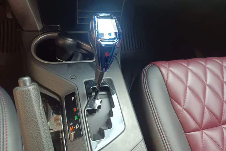 Used Toyota RAV4 2016 2.0L CVT Two-Wheel Drive Urban Edition China V Standard Gear Lever