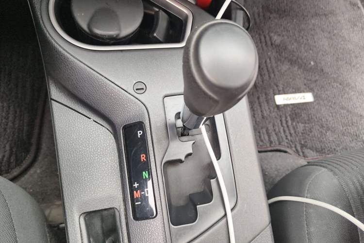 Used Toyota RAV4 2016 2.0L CVT Two-Wheel Drive Fashion Edition China V Standard Gear Lever