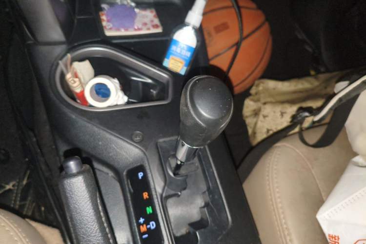 Used Toyota RAV4 2016 2.0L CVT Two-Wheel Drive Fashion Edition China V Standard Gear Lever