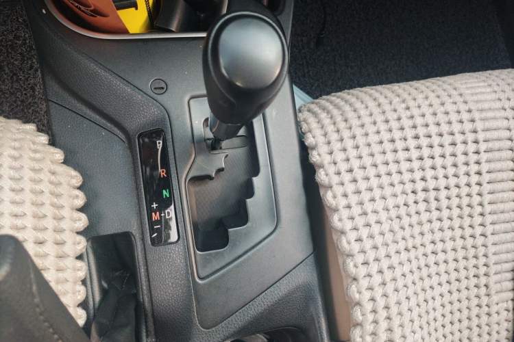 Used Toyota RAV4 2016 2.0L CVT Two-Wheel Drive Urban Edition China V Standard Gear Lever