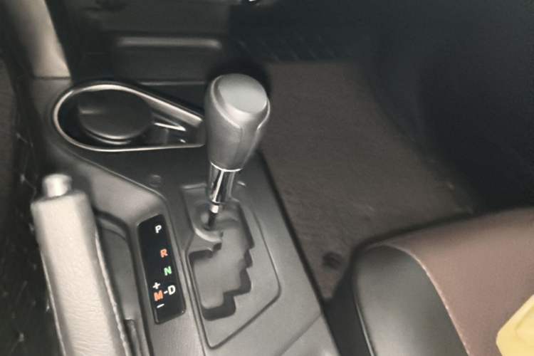 Used Toyota RAV4 2016 2.0L CVT Two-Wheel Drive Fashion Edition China V Standard Gear Lever