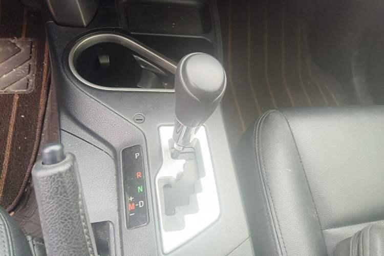 Used Toyota RAV4 2016 2.0L CVT Two-Wheel Drive Urban Edition China V Standard Gear Lever