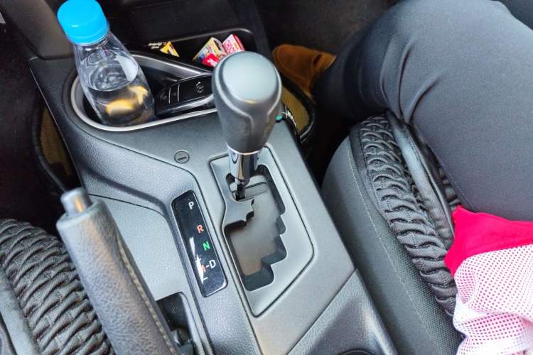 Used Toyota RAV4 2016 2.0L CVT Two-Wheel Drive Fashion Edition China V Standard Gear Lever