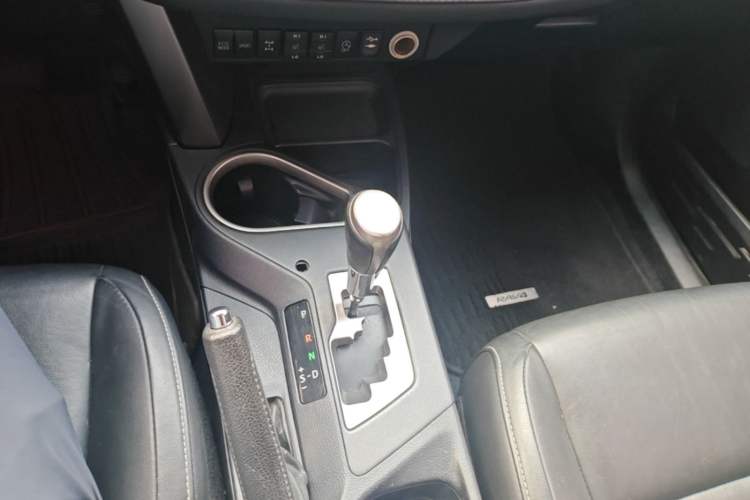 Used Toyota RAV4 2016 2.5L Automatic 4x4 Prestige Edition Gear Lever