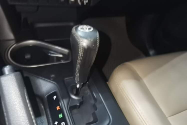 Used Toyota RAV4 2016 2.0L CVT Two-Wheel Drive Urban Edition China V Standard Gear Lever