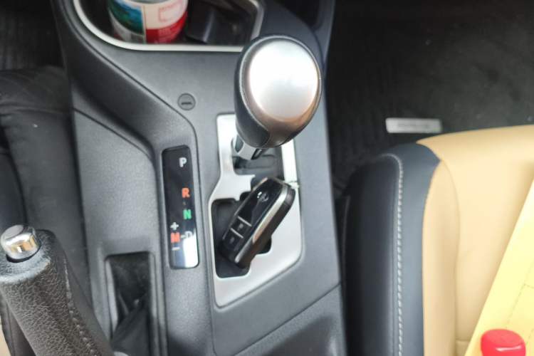 Used Toyota RAV4 2016 2.0L CVT Two-Wheel Drive Smart Edition China V Standard Gear Lever