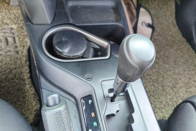 Used Toyota RAV4 2016 2.0L CVT Two-Wheel Drive Fashion Edition China V Standard Gear Lever