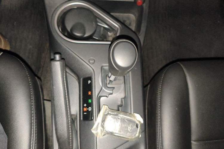 Used Toyota RAV4 2016 2.0L CVT Two-Wheel Drive Fashion Edition China V Standard Gear Lever