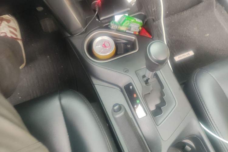 Used Toyota RAV4 2016 2.0L CVT Two-Wheel Drive Fashion Edition China V Standard Gear Lever