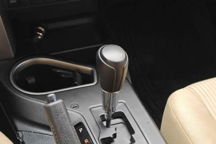 Used Toyota RAV4 2016 2.0L CVT Two-Wheel Drive Urban Edition China V Standard Gear Lever