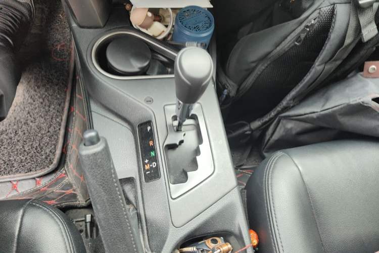 Used Toyota RAV4 2016 2.0L CVT Two-Wheel Drive Fashion Edition China V Standard Gear Lever