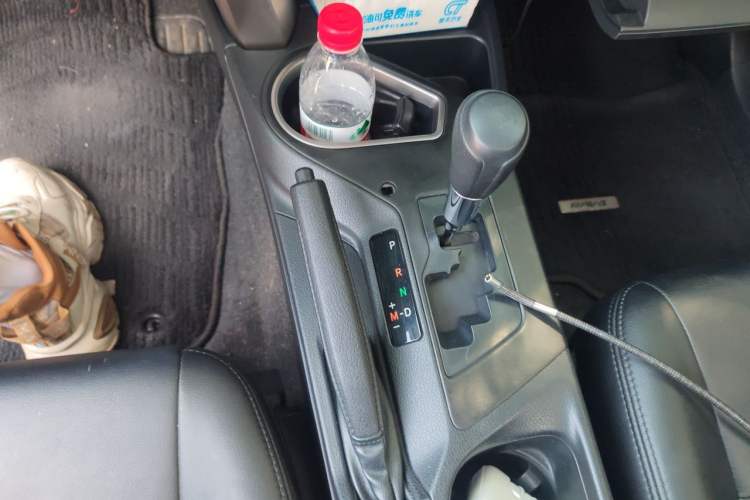 Used Toyota RAV4 2016 2.0L CVT Two-Wheel Drive Fashion Edition China V Standard Gear Lever