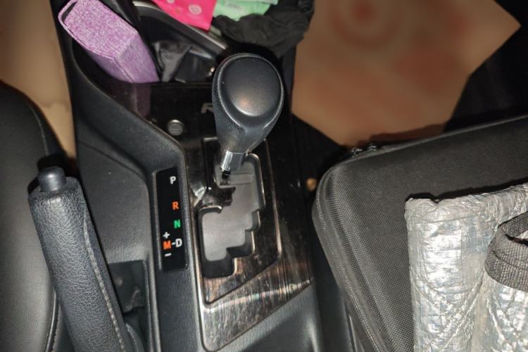 Used Toyota RAV4 2016 2.0L CVT Two-Wheel Drive Fashion Edition China V Standard Gear Lever