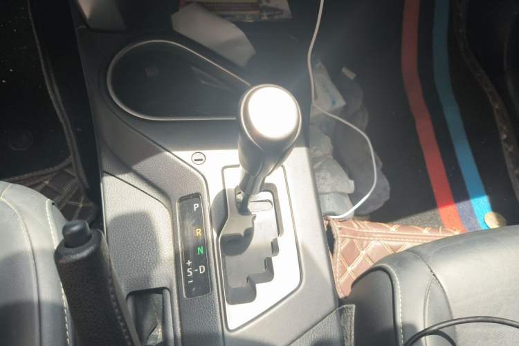 Used Toyota RAV4 2016 2.5L Automatic 4x4 Elite Edition Gear Lever