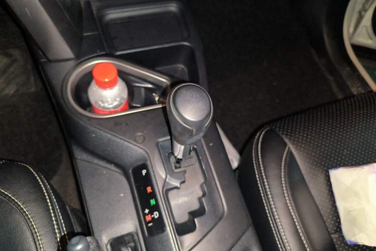Used Toyota RAV4 2016 2.0L CVT Two-Wheel Drive Fashion Edition China V Standard Gear Lever