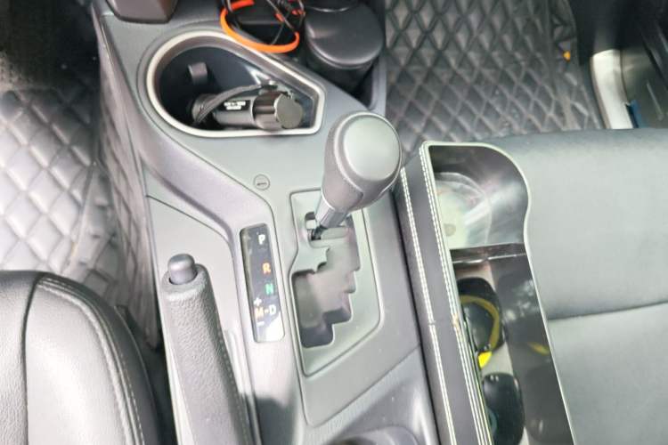 Used Toyota RAV4 2016 2.0L CVT Two-Wheel Drive Fashion Edition China V Standard Gear Lever