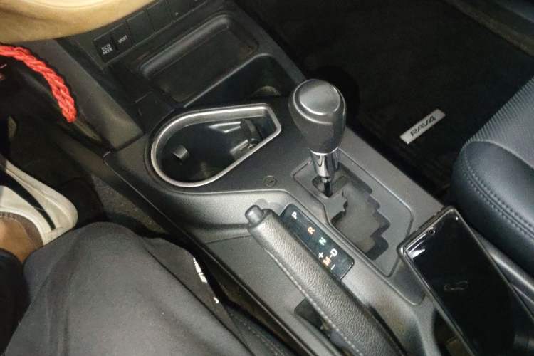 Used Toyota RAV4 2016 2.0L CVT Two-Wheel Drive Urban Edition China V Standard Gear Lever