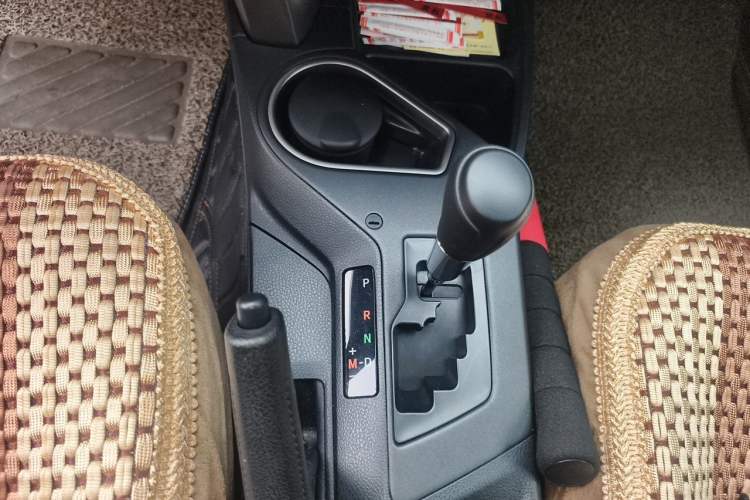Used Toyota RAV4 2016 2.0L CVT Two-Wheel Drive Fashion Edition China V Standard Gear Lever