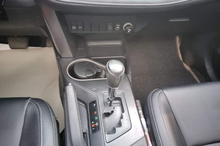 Used Toyota RAV4 2016 2.0L CVT Two-Wheel Drive Fashion Edition China V Standard Gear Lever