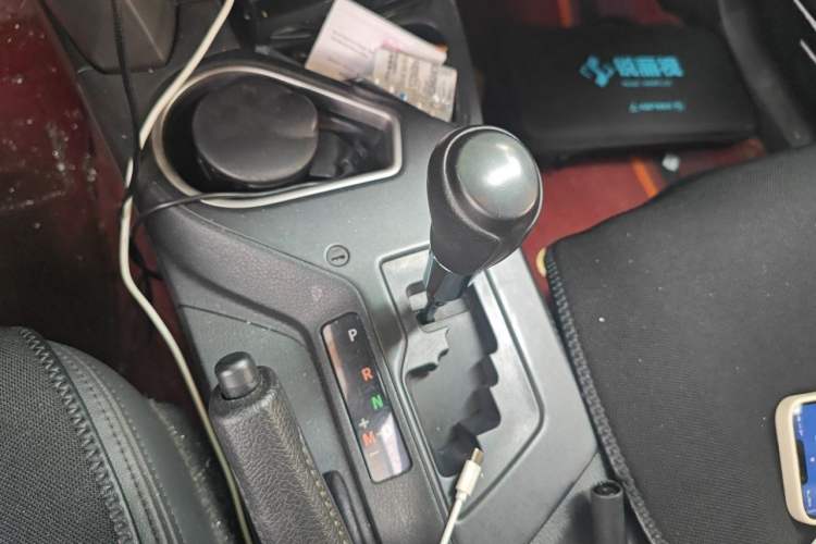 Used Toyota RAV4 2016 2.0L CVT Two-Wheel Drive Fashion Edition China V Standard Gear Lever