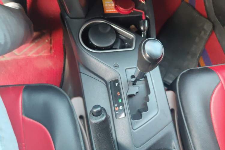 Used Toyota RAV4 2016 2.0L CVT Two-Wheel Drive Fashion Edition China V Standard Gear Lever