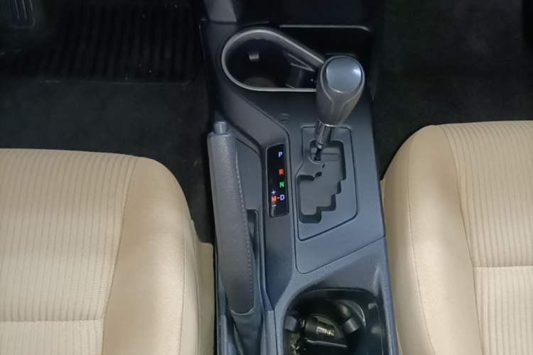 Used Toyota RAV4 2016 2.0L CVT Two-Wheel Drive Urban Edition China V Standard Gear Lever