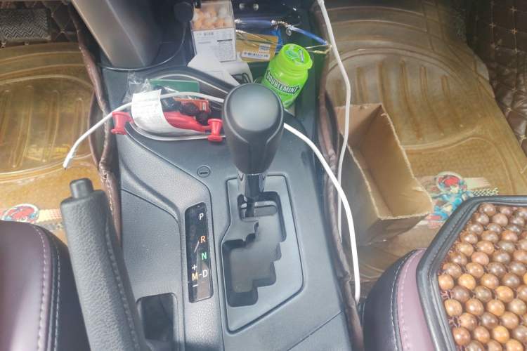 Used Toyota RAV4 2016 2.0L CVT Two-Wheel Drive Fashion Edition China V Standard Gear Lever