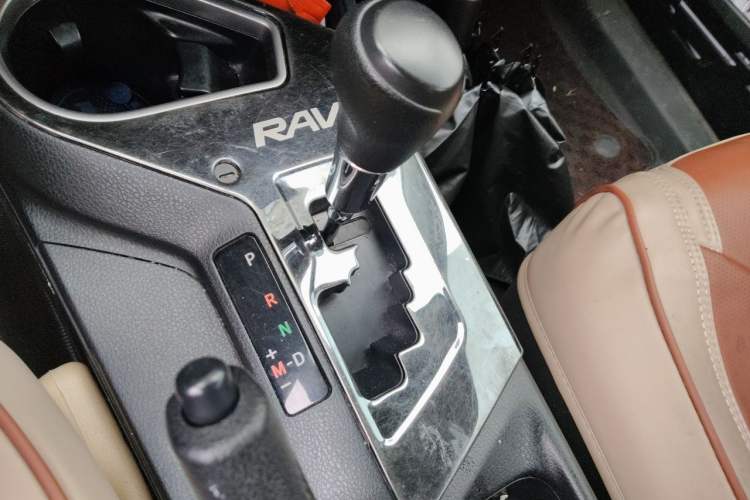 Used Toyota RAV4 2016 2.0L CVT Two-Wheel Drive Fashion Edition China V Standard Gear Lever