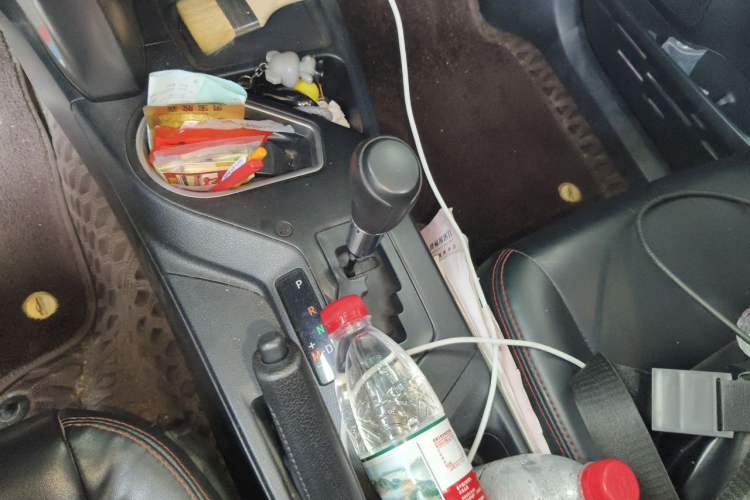 Used Toyota RAV4 2016 2.0L CVT Two-Wheel Drive Fashion Edition China V Standard Gear Lever